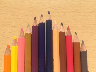 Mulicolor pencilson bir tablo
