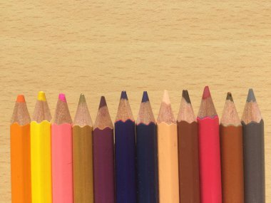 Mulicolor pencilson bir tablo