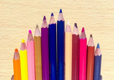 Mulicolor pencilson bir tablo