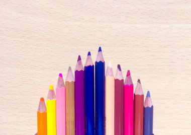 Mulicolor pencilson bir tablo