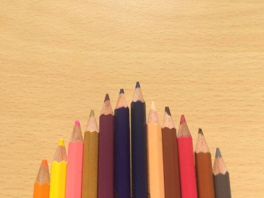 Mulicolor pencilson bir tablo