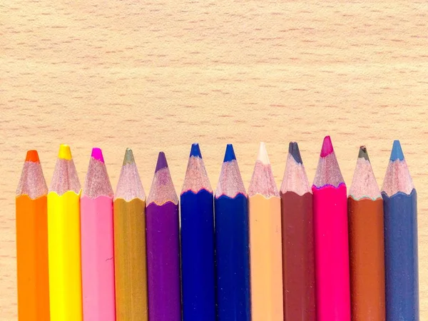 Crayons multicolores sur une table — Photo