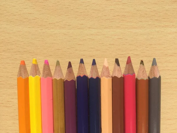 Mulicolor Bleistift auf einem Tisch — Stockfoto