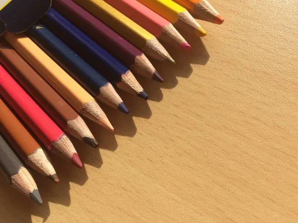 Crayons multicolores sur une table — Photo