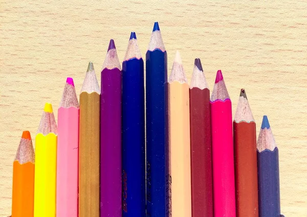 Crayons multicolores sur une table — Photo