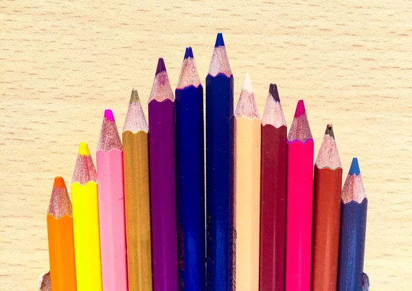 Crayons multicolores sur une table — Photo