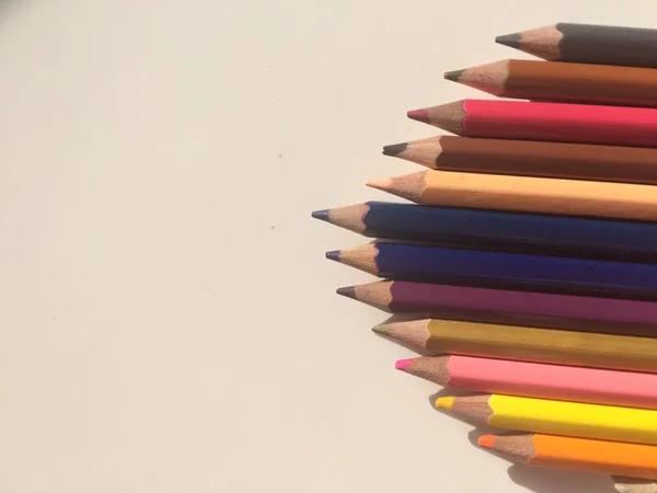 Lápices multicolores en una mesa — Foto de Stock