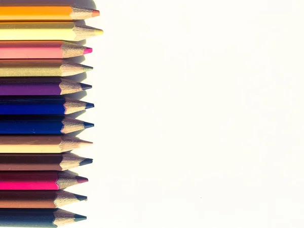 Crayons multicolores sur une table — Photo