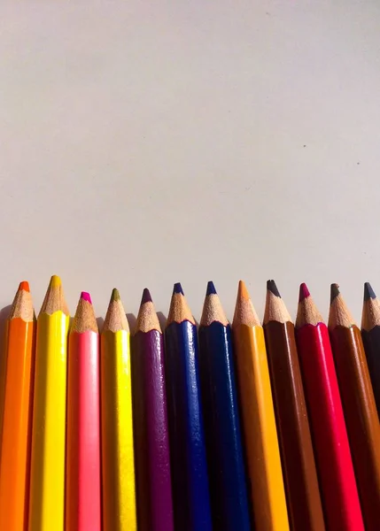 Mulicolor pencilson een tabel — Stockfoto