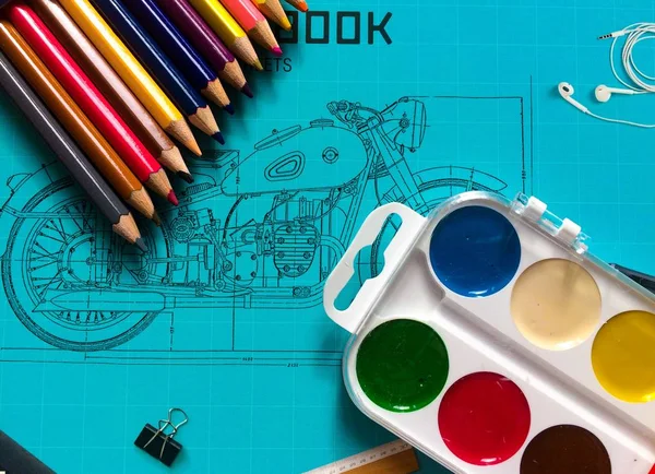 Многоцветные карандаши и краски — стоковое фото