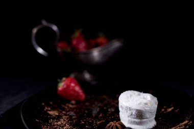 Çikolata ve çilek siyah arka plan üzerine beyaz dondurma