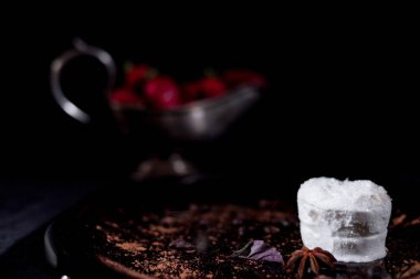 Çikolata ve çilek siyah arka plan üzerine beyaz dondurma