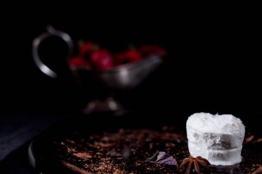 Çikolata ve çilek siyah arka plan üzerine beyaz dondurma