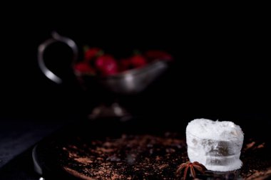 Çikolata ve çilek siyah arka plan üzerine beyaz dondurma