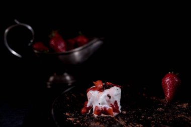 Dondurmalı çilek ve çikolata eritme