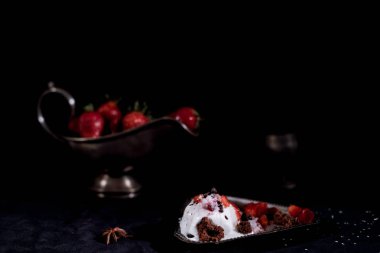 Dondurmalı çilek ve çikolata eritme