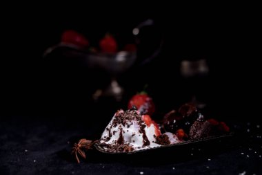 Dondurmalı çilek ve çikolata eritme