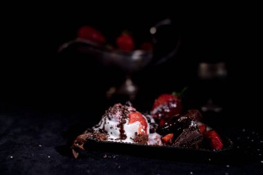 Dondurmalı çilek ve çikolata eritme