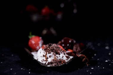 Dondurmalı çilek ve çikolata eritme