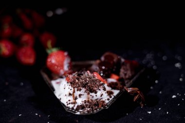 Dondurmalı çilek ve çikolata eritme