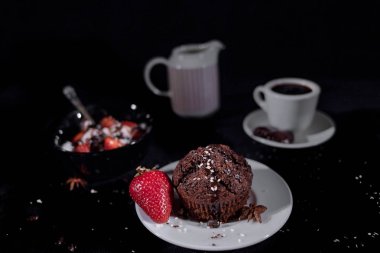 Kahve siyah bir zemin üzerine çikolatalı kek ile