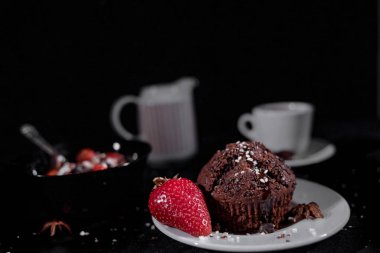 Kahve siyah bir zemin üzerine çikolatalı kek ile