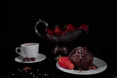 Kahve siyah bir zemin üzerine çikolatalı kek ile
