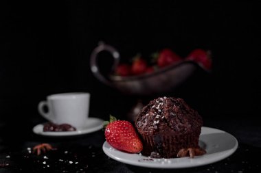 Kahve siyah bir zemin üzerine çikolatalı kek ile