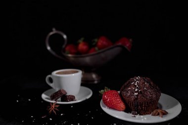 Kahve siyah bir zemin üzerine çikolatalı kek ile