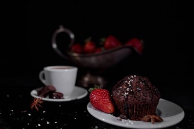 Kahve siyah bir zemin üzerine çikolatalı kek ile