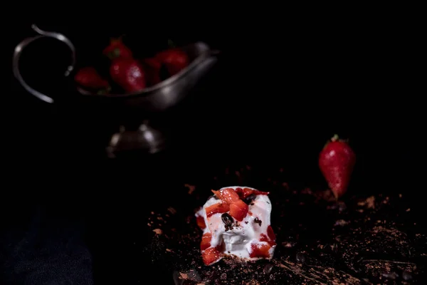 イチゴとチョコレート アイス クリームの融解 — ストック写真