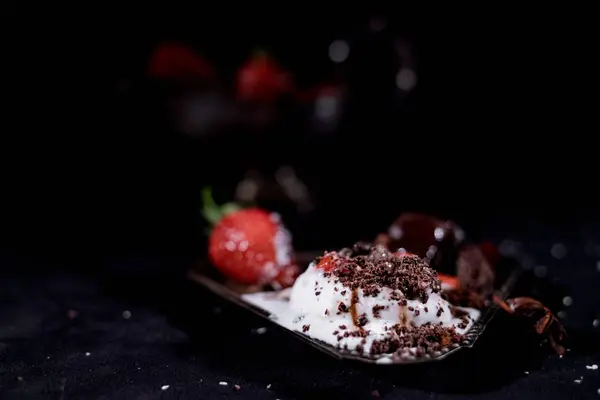 イチゴとチョコレート アイス クリームの融解 — ストック写真