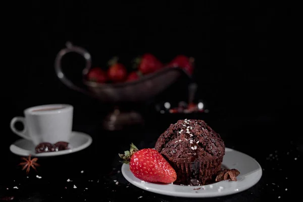黒の背景にチョコレートのマフィンとコーヒー — ストック写真