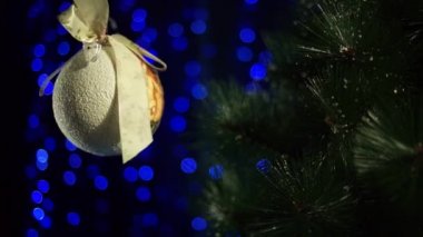 Mavi arkaplanda yeni yıl ağacı topu