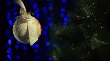 Mavi arkaplanda yeni yıl ağacı topu