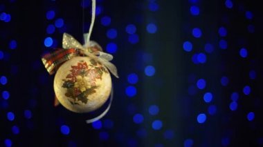 Mavi arkaplanda yeni yıl ağacı topu