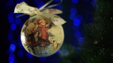 Mavi arkaplanda yeni yıl ağacı topu