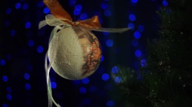 Mavi arkaplanda yeni yıl ağacı topu