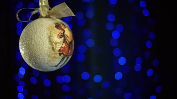 Bola Pohon Tahun Baru Dengan Latar Belakang Biru — Stok Video