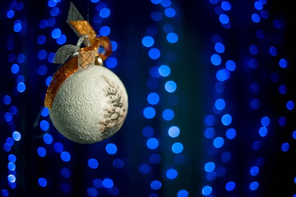 Domowe Vintage Christmas Ball Toczenia Się Powietrzu Pobliżu Drzewa Newyears — Zdjęcie stockowe