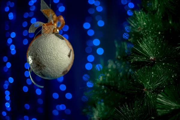 Yeni Yıl Ağacı Yakınlarında Yapımı Noel Topu Havada Yuvarlanıyor — Stok fotoğraf