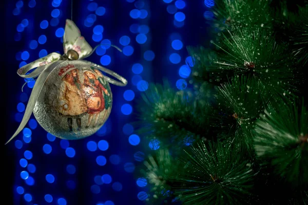 Domowe Vintage Christmas Ball Toczenia Się Powietrzu Pobliżu Drzewa Newyears — Zdjęcie stockowe