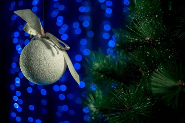 Hausgemachte Weihnachtskugel Rollt Der Luft Neben Dem Weihnachtsbaum — Stockfoto