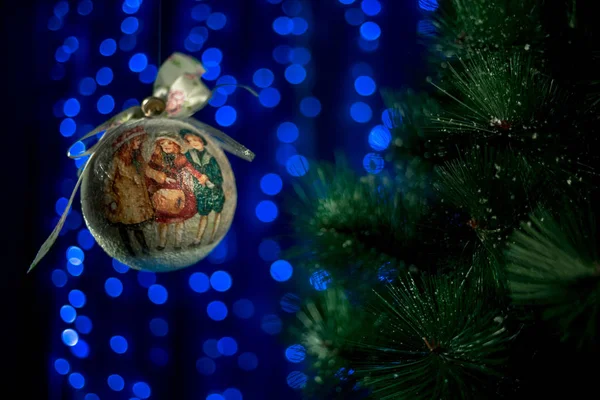Domowe Vintage Christmas Ball Toczenia Się Powietrzu Pobliżu Drzewa Newyears — Zdjęcie stockowe