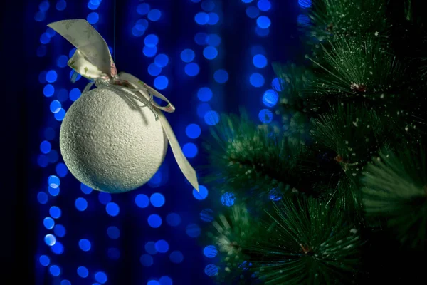 Domowe Vintage Christmas Ball Toczenia Się Powietrzu Pobliżu Drzewa Newyears — Zdjęcie stockowe