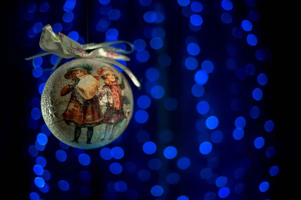 Domowe Vintage Christmas Ball Toczenia Się Powietrzu Pobliżu Drzewa Newyears — Zdjęcie stockowe