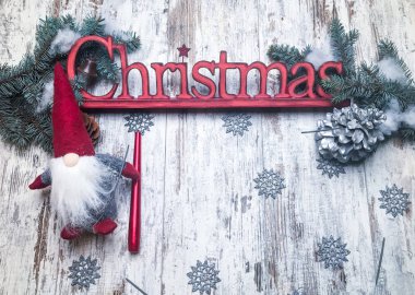 Noel personeli: sembol, çam ağacı, yeni yıl ağacı, Noel Baba, koni, mum, ahşap zemin üzerinde gümüş kar taneleri