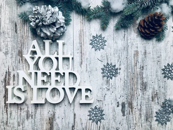 Tek ihtiyacın olan, üzerinde Noel teması olan bir aşk logosu.. 