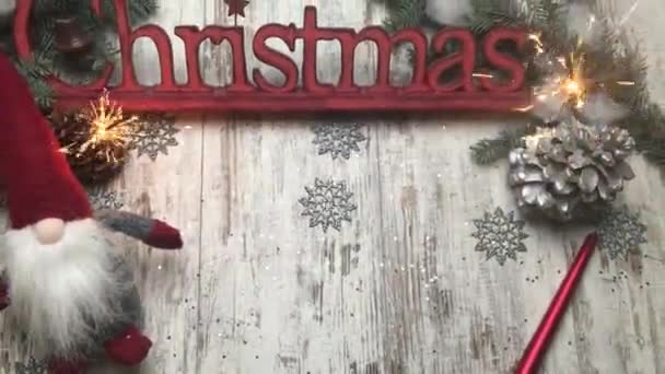Рождественские Буквы Логотипа Деревянном Фоне Конусом Бенгальским Огнем Бенгальский Огонь — стоковое видео