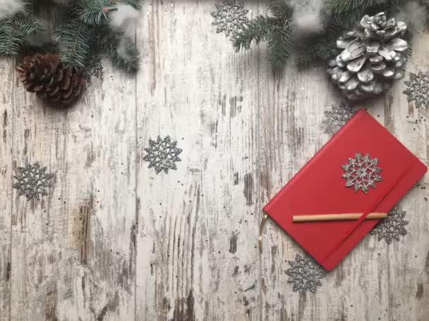 Notenook Rojo Sobre Fondo Madera Con Año Nuevo Símbolos Navidad — Vídeo de stock